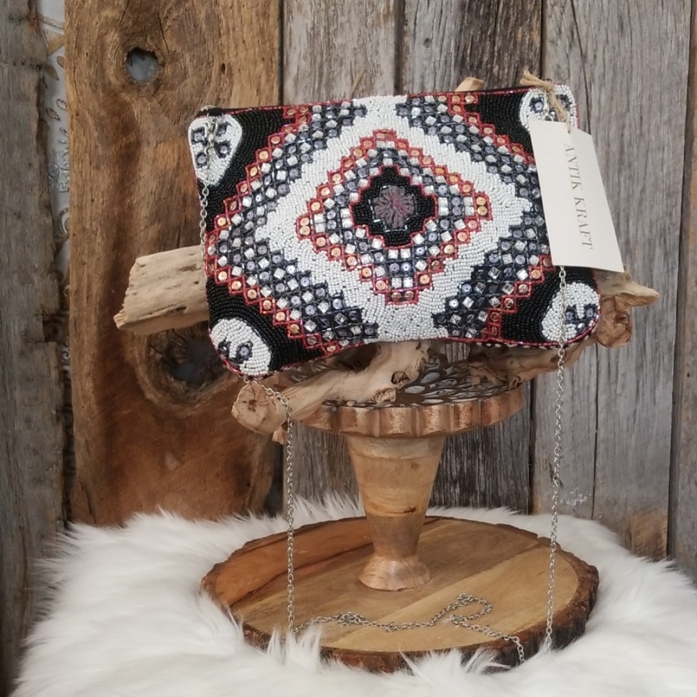 NEW! NWT! ANTIK KRAFT BEADED FABRIC CLUTCH!